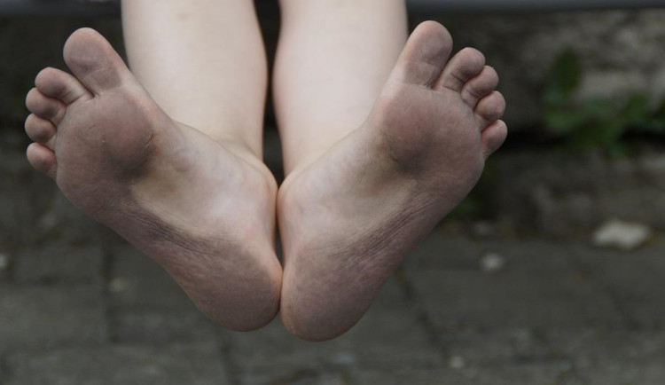 Kolem domu se procházela nahá žena, policistům tvrdila, že jí je doma vedro