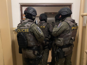 Střelba v paneláku rozpoutala policejní manévry, policie zadržela jednoho muže