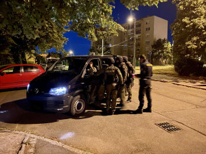 Střelba v paneláku rozpoutala policejní manévry, policie zadržela jednoho muže