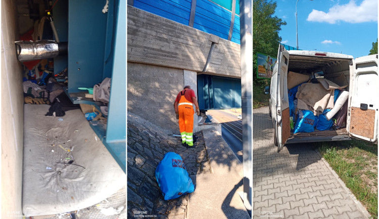 Bezdomovci se usadili pod železničním mostem, nepořádek po nich zaplnil dvě dodávky