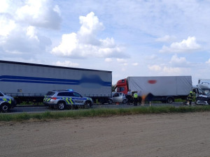 Hromadná nehoda zablokovala silnici z Plzně do Losiné, střetly se tam tři kamiony a jeden osobák