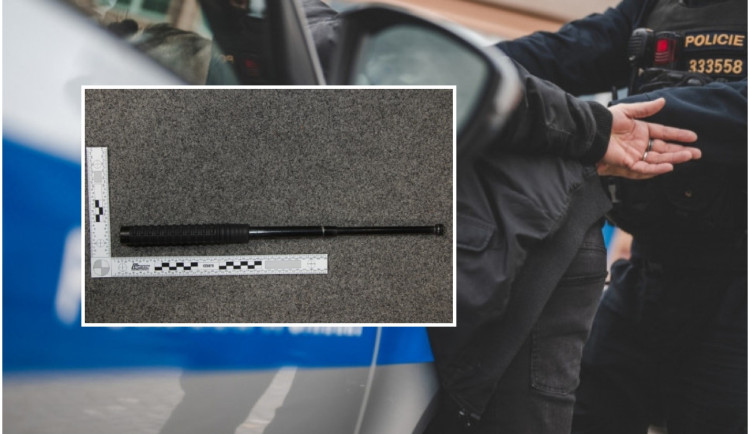 Mladý násilník s teleskopickým obuškem terorizoval okolí a napadal lidi, hrozí mnohaletý trest