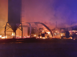 FOTO: Při nočním požáru u hranic s Českem uhynuly desítky kusů dobytka