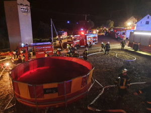 Při nočním požáru u hranic s Českem uhynuly desítky kusů dobytka