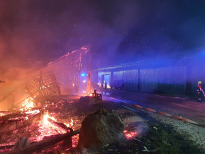 Při nočním požáru u hranic s Českem uhynuly desítky kusů dobytka