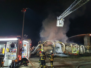 Při nočním požáru u hranic s Českem uhynuly desítky kusů dobytka