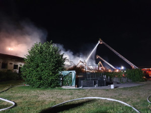 Při nočním požáru u hranic s Českem uhynuly desítky kusů dobytka