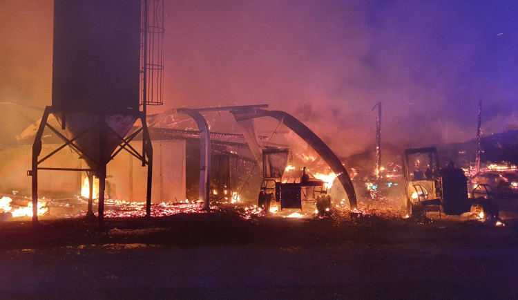 Při nočním požáru u hranic s Českem uhynuly desítky kusů dobytka