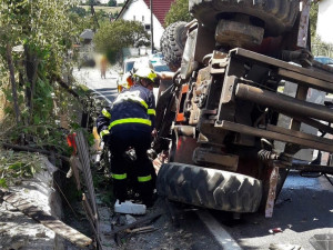 V převráceném vysokozdvižném vozíku zůstal zaklíněný a zraněný řidič, hasiči ho museli z kabiny vyprostit