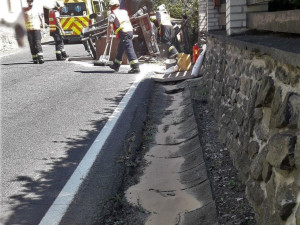 V převráceném vysokozdvižném vozíku zůstal zaklíněný a zraněný řidič, hasiči ho museli z kabiny vyprostit