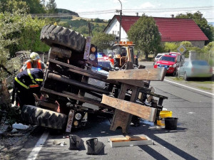 V převráceném vysokozdvižném vozíku zůstal zaklíněný a zraněný řidič, hasiči ho museli z kabiny vyprostit