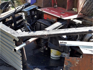 V převráceném vysokozdvižném vozíku zůstal zaklíněný a zraněný řidič, hasiči ho museli z kabiny vyprostit