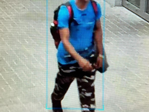 Kamery zachytily muže, který měl ukrást čtvrt milionu z neuzamčeného vozidla. Teď po něm pátrají policisté