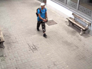 Kamery zachytily muže, který měl ukrást čtvrt milionu z neuzamčeného vozidla. Teď po něm pátrají policisté