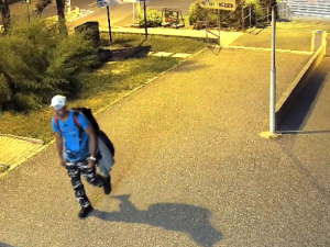 Kamery zachytily muže, který měl ukrást čtvrt milionu z neuzamčeného vozidla. Teď po něm pátrají policisté