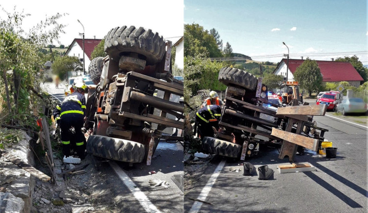 V kabině převráceného vysokozdvižného vozíku zůstal zaklíněný a zraněný řidič, hasiči ho museli vyprostit