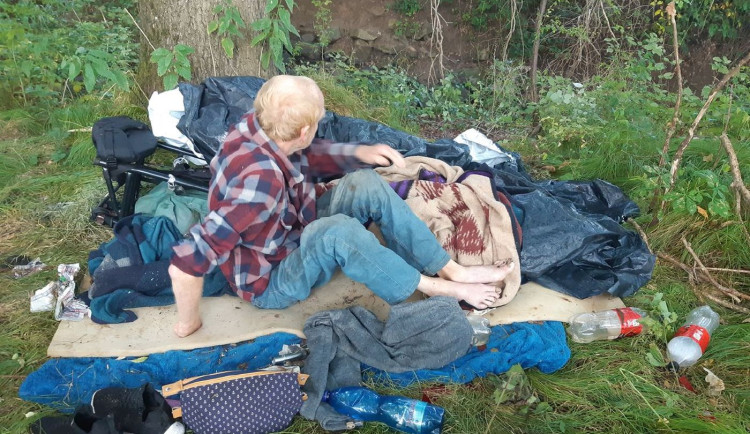 Zraněný cizinec bez možnosti pohybu živořil sám v lese 15 dní. Bez jídla a pití mu hrozila trýznivá smrt