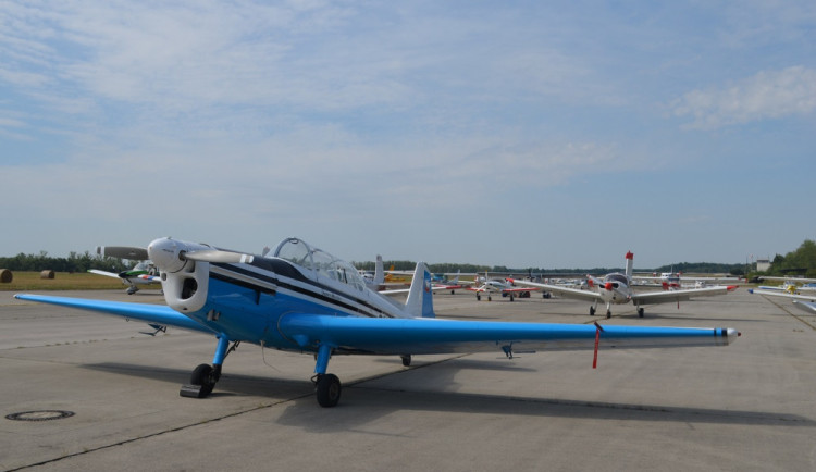 Snímek z protestní akce pilotů, kteří na dráhu v Líních vyskládali desítky leteadel
