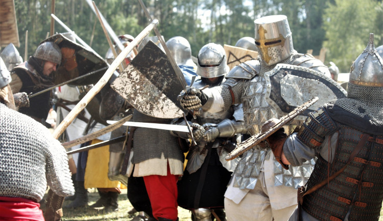 Velkolepá bitva na plzeňské louce, koncem srpna se tam předvede 1300 středověkých šermířů a 65 koní