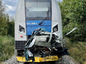 Vlak smetl na přejezdu dodávku s přívěsem, na kterém řidič převážel jeden kus skotu