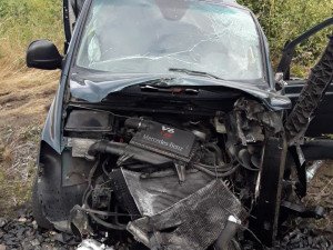 Vlak smetl na přejezdu dodávku s přívěsem, na kterém řidič převážel jeden kus skotu