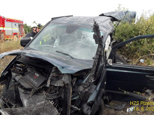 Vlak smetl na přejezdu dodávku s přívěsem, na kterém řidič převážel jeden kus skotu