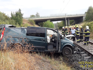 Vlak smetl na přejezdu dodávku s přívěsem, na kterém řidič převážel jeden kus skotu