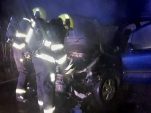 Po srážce s divočákem začalo hořet osobní auto. Zvíře nehodu nepřežilo, řidič skončil v nemocnici