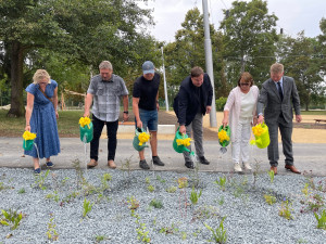 Místo slavnostního stříhání pásky se slavnostně zalévalo