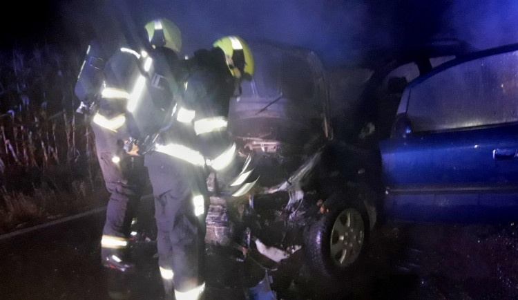 Hasiči likvidují požár automobilu, který začal hořet po střetu s divočákem
