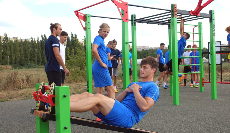 Na Čtyřce vzniklo nové workoutové hřiště na přání občanů, vítězný projekt psí loučky je těsně před otevřením