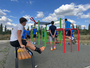 Na Čtyřce vzniklo nové workoutové hřiště na přání občanů, vítězný projekt psí loučky je těsně před otevřením