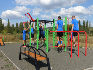 Na Čtyřce vzniklo nové workoutové hřiště na přání občanů, vítězný projekt psí loučky je těsně před otevřením