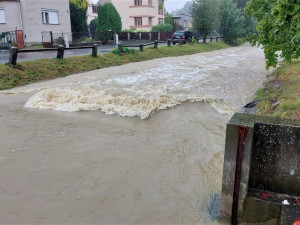 Silný déšť na Plzeňsku stále zvedá hladiny menších řek, Klabava je na třetím stupni a i nadále stoupá