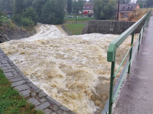 Silný déšť na Plzeňsku stále zvedá hladiny menších řek, Klabava je na třetím stupni a i nadále stoupá