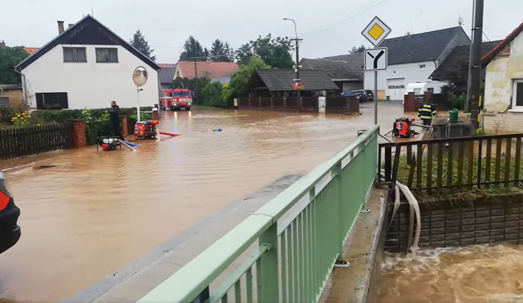 Pod vodou je křižovatka u sokolovny v centru Mirošova