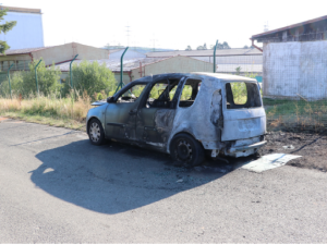 Automobil zřejmě zapálil žhář