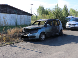 Automobil zřejmě zapálil žhář