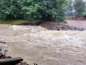 Řeka Klabava opět zahrozila a stejně jako v sobotu vystoupala na třetí povodňový stupeň