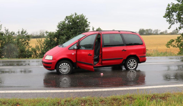 Ujíždějící automobil s prostřílenými pneumatikami