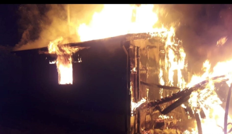 Shořela chata za milion