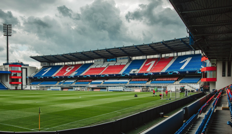 Doosan Arena se pod přísným dohledem převléká do slavnostního před zápasem play off Ligy mistrů