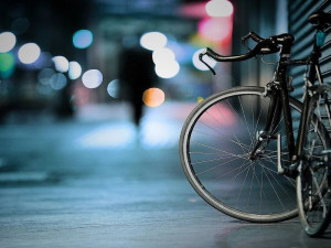 Muž ošetřoval po pádu z kola zraněnou kamarádku, mezitím mu za zády někdo sprostě ukradl jeho bicykl