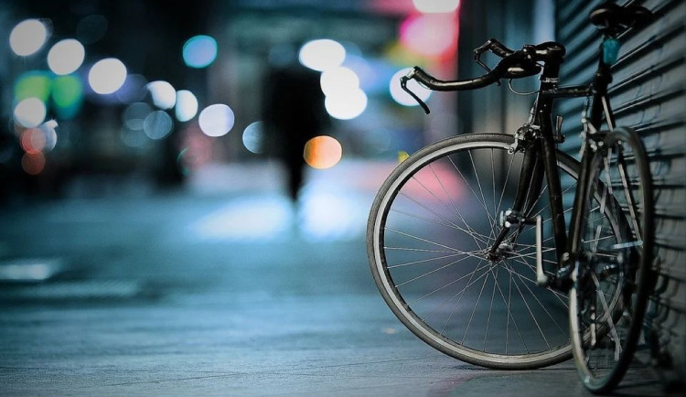 Muž ošetřoval po pádu z kola zraněnou kamarádku, mezitím mu za zády někdo sprostě ukradl jeho bicykl