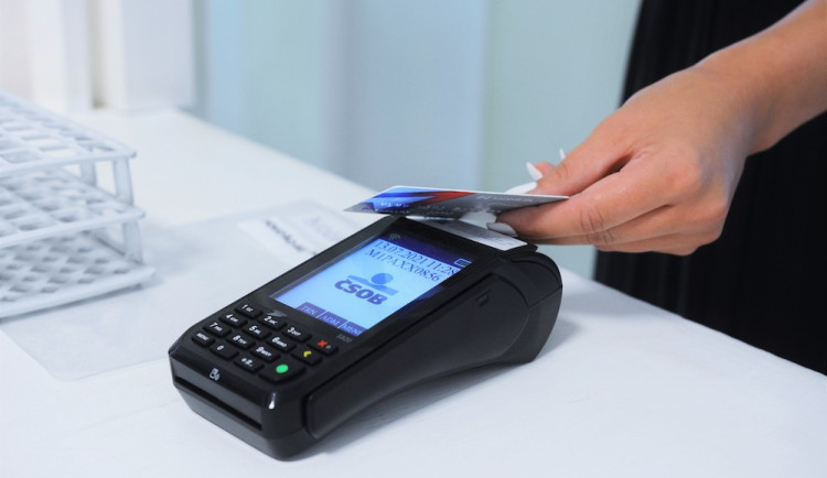 size4-166116999908-139-zaplatit-kartou-poplatek-na-pohotovosti-nebo-nadstandard-v-nemocnici-dnes-uz-samozrejmost