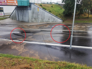 Na silnici se objevily obří pukliny jen měsíc po ukončení rekonstrukce. Stačilo, aby jednou zapršelo