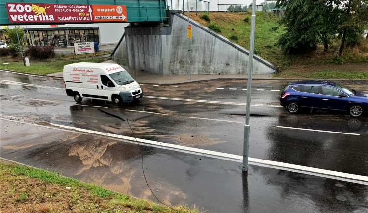 Na silici se objevily obří pukliny jen měsíc po ukončení rozsáhlé rekonstrukce. Stačilo, aby jednou zapršelo