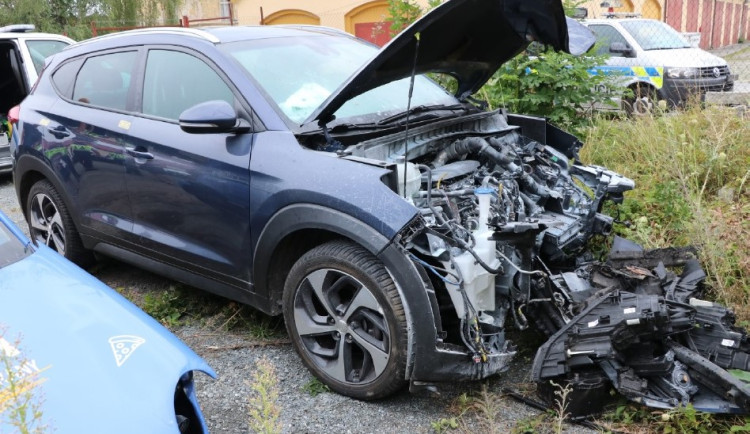 Takto skončil při policejní honičce po nárazu do stromu odcizený automobil