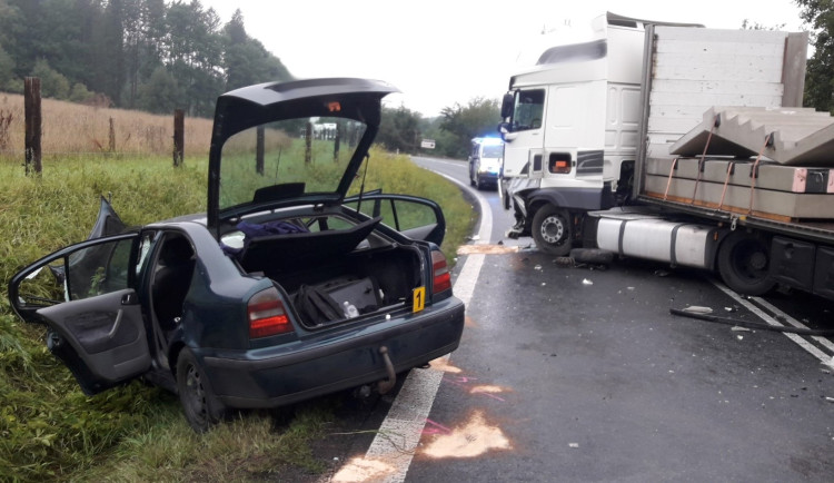 U nechvalně proslulé odbočky se zranilo pět osob při střetu osobáku s náklaďákem