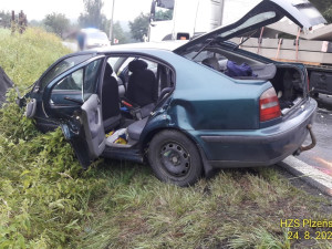 U nechvalně proslulé odbočky se zranilo pět osob při střetu osobáku s náklaďákem